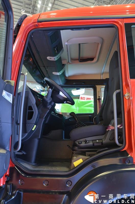 4月20日的上海车展媒体日上，在三号馆（商用车展馆）的中国重汽携9款整车、15款零部件盛装亮相。图为汕德卡油罐车