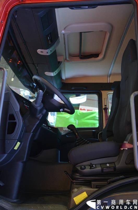 4月20日的上海车展媒体日上，在三号馆（商用车展馆）的中国重汽携9款整车、15款零部件盛装亮相。图为汕德卡油罐车