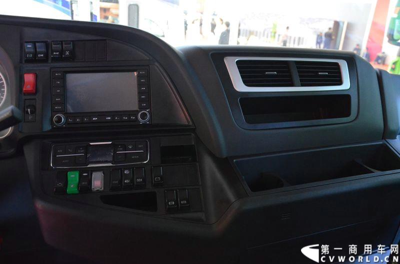 4月20日的上海车展媒体日上，在三号馆（商用车展馆）的中国重汽携9款整车、15款零部件盛装亮相。图为汕德卡油罐车