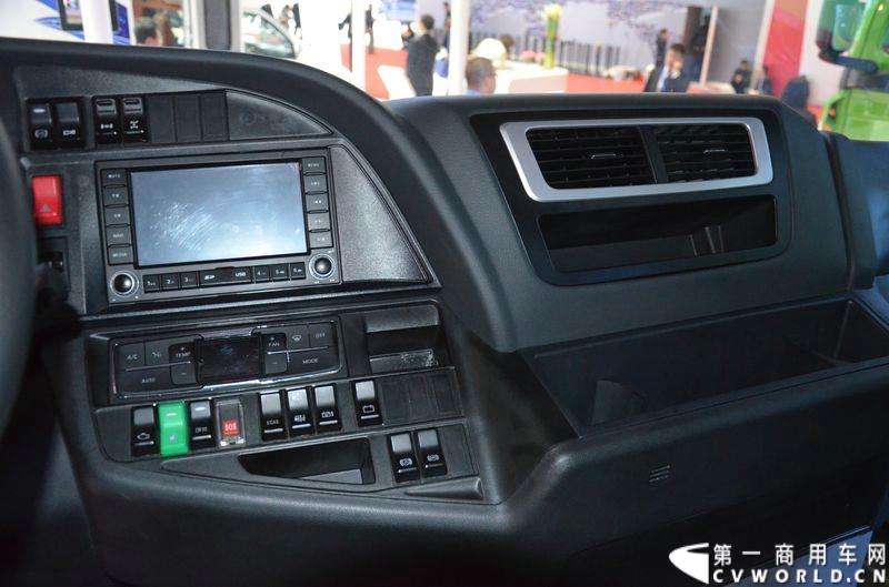 4月20日的上海车展媒体日上，在三号馆（商用车展馆）的中国重汽携9款整车、15款零部件盛装亮相。图为汕德卡油罐车