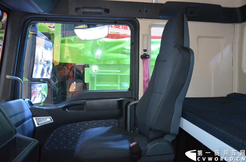 4月20日的上海车展媒体日上，在三号馆（商用车展馆）的中国重汽携9款整车、15款零部件盛装亮相。图为汕德卡油罐车