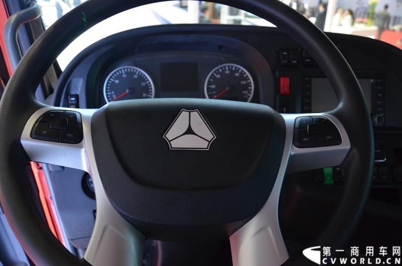 4月20日的上海车展媒体日上，在三号馆（商用车展馆）的中国重汽携9款整车、15款零部件盛装亮相。图为汕德卡油罐车