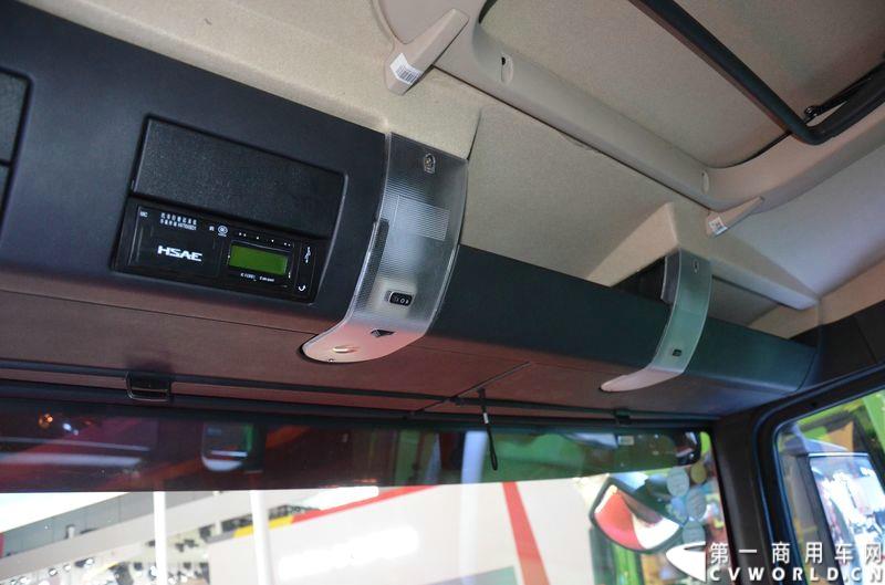 4月20日的上海车展媒体日上，在三号馆（商用车展馆）的中国重汽携9款整车、15款零部件盛装亮相。图为汕德卡油罐车