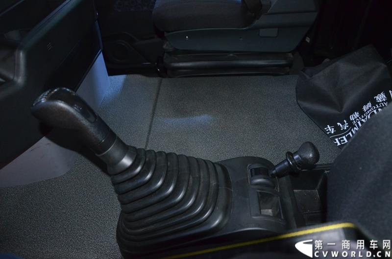 4月20日的上海车展媒体日上，在三号馆（商用车展馆）的中国重汽携9款整车、15款零部件盛装亮相。图为汕德卡油罐车