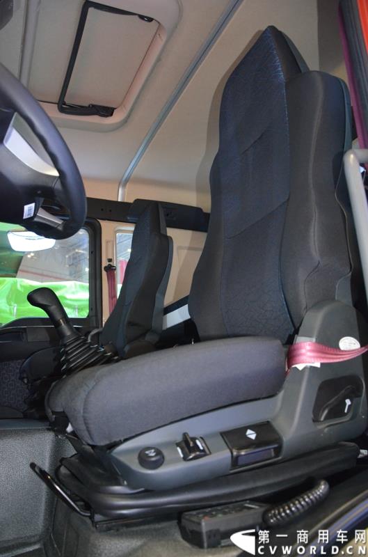 4月20日的上海车展媒体日上，在三号馆（商用车展馆）的中国重汽携9款整车、15款零部件盛装亮相。图为汕德卡油罐车