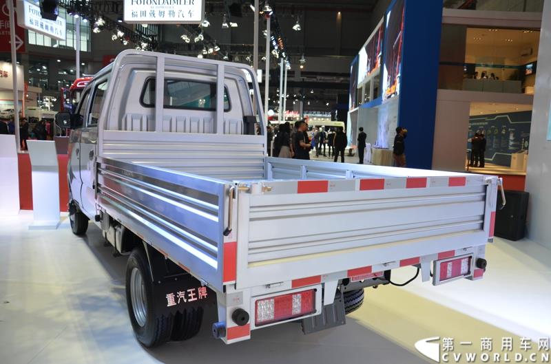 4月20日的上海车展媒体日上，在三号馆（商用车展馆）的中国重汽携9款整车、15款零部件盛装亮相。图为重汽王牌