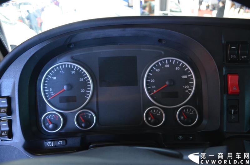 4月20日的上海车展媒体日上，在三号馆（商用车展馆）的中国重汽携9款整车、15款零部件盛装亮相。图为汕德卡油罐车