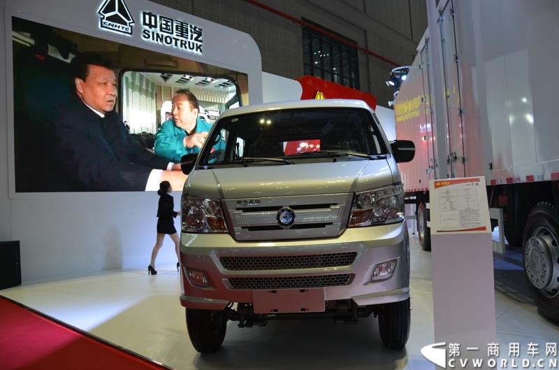 4月20日的上海车展媒体日上，在三号馆（商用车展馆）的中国重汽携9款整车、15款零部件盛装亮相。图为重汽王牌