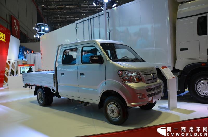 4月20日的上海车展媒体日上，在三号馆（商用车展馆）的中国重汽携9款整车、15款零部件盛装亮相。图为重汽王牌