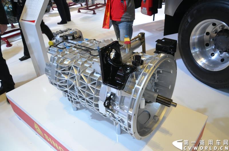 4月20日的上海车展媒体日上，在三号馆（商用车展馆）的中国重汽携9款整车、15款零部件盛装亮相。图为7挡变速箱