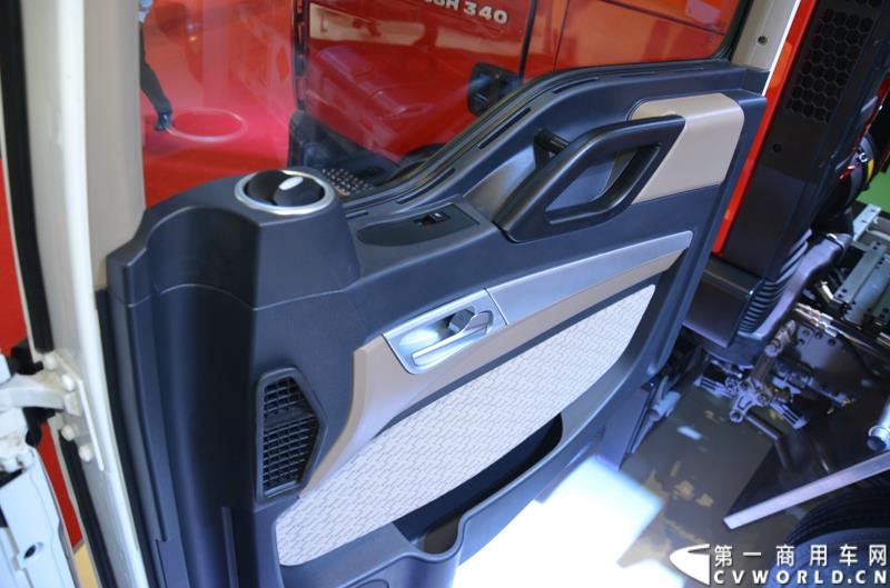 4月20日的上海车展媒体日上，在三号馆（商用车展馆）的中国重汽携9款整车、15款零部件盛装亮相。图为HOWO T5G 国五动力车型 