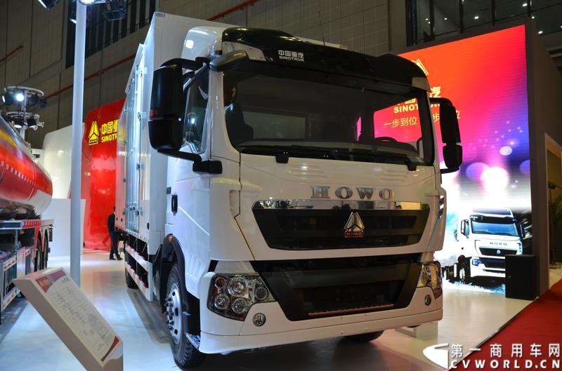 4月20日的上海车展媒体日上，在三号馆（商用车展馆）的中国重汽携9款整车、15款零部件盛装亮相。图为HOWO T5G 国五动力车型 