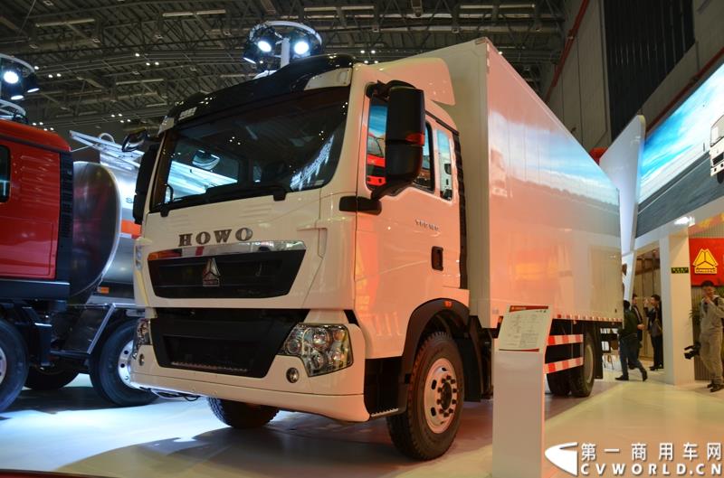 4月20日的上海车展媒体日上，在三号馆（商用车展馆）的中国重汽携9款整车、15款零部件盛装亮相。图为HOWO T5G 国五动力车型 
