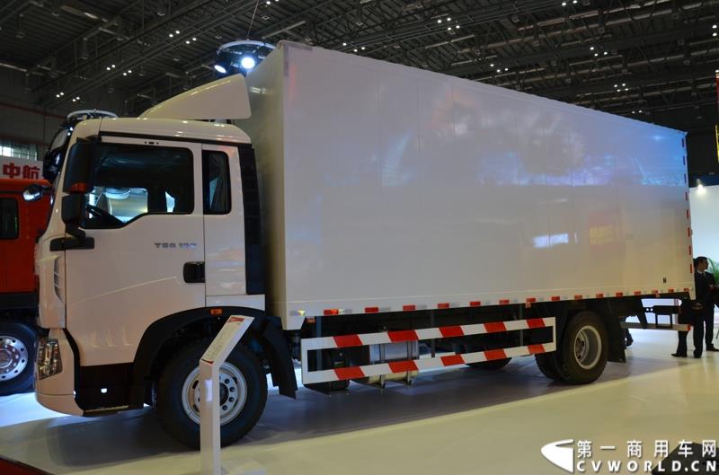 4月20日的上海车展媒体日上，在三号馆（商用车展馆）的中国重汽携9款整车、15款零部件盛装亮相。图为HOWO T5G 国五动力车型 