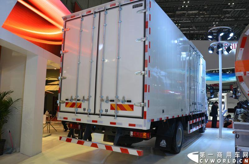 4月20日的上海车展媒体日上，在三号馆（商用车展馆）的中国重汽携9款整车、15款零部件盛装亮相。图为HOWO T5G 国五动力车型 