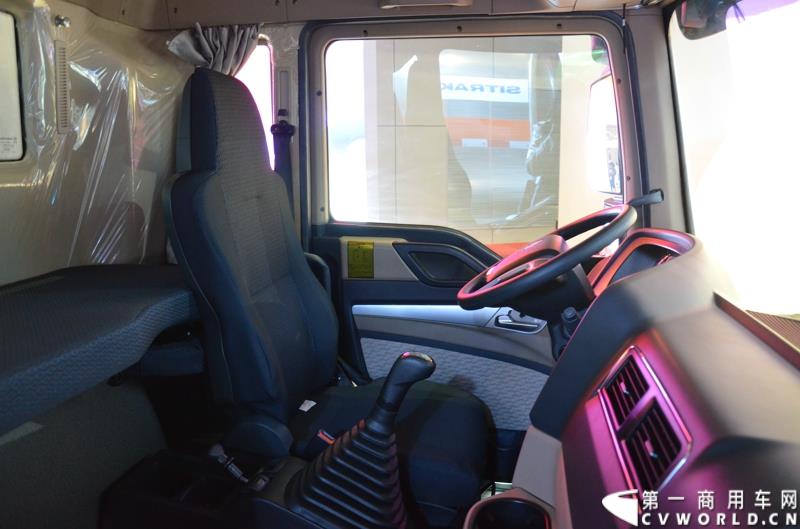 4月20日的上海车展媒体日上，在三号馆（商用车展馆）的中国重汽携9款整车、15款零部件盛装亮相。图为HOWO T5G 国五动力车型 