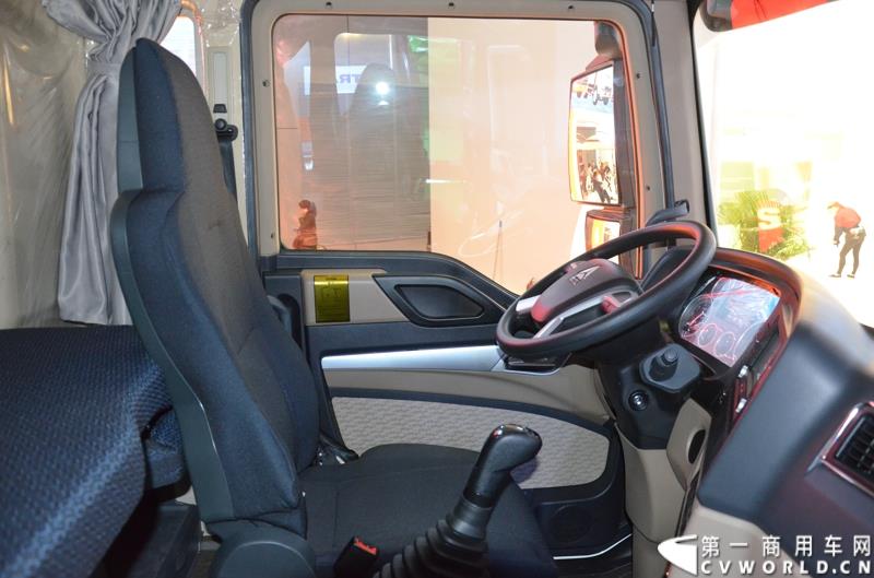 4月20日的上海车展媒体日上，在三号馆（商用车展馆）的中国重汽携9款整车、15款零部件盛装亮相。图为HOWO T5G 国五动力车型 