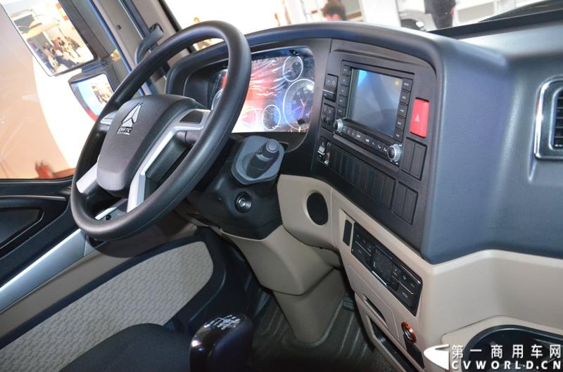 4月20日的上海车展媒体日上，在三号馆（商用车展馆）的中国重汽携9款整车、15款零部件盛装亮相。图为HOWO T5G 国五动力车型 