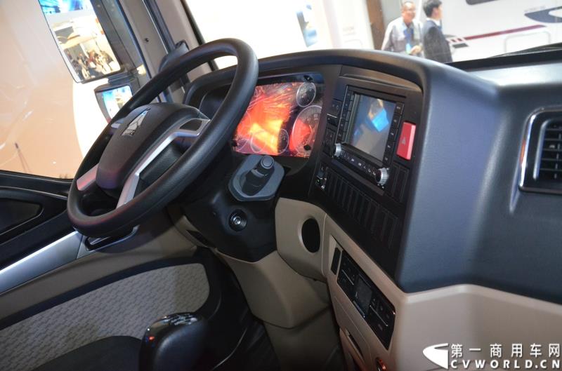 4月20日的上海车展媒体日上，在三号馆（商用车展馆）的中国重汽携9款整车、15款零部件盛装亮相。图为HOWO T5G 国五动力车型 