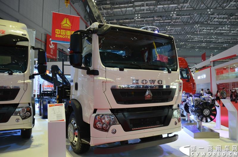 4月20日的上海车展媒体日上，在三号馆（商用车展馆）的中国重汽携9款整车、15款零部件盛装亮相。图为HOWO T5G 随车吊 