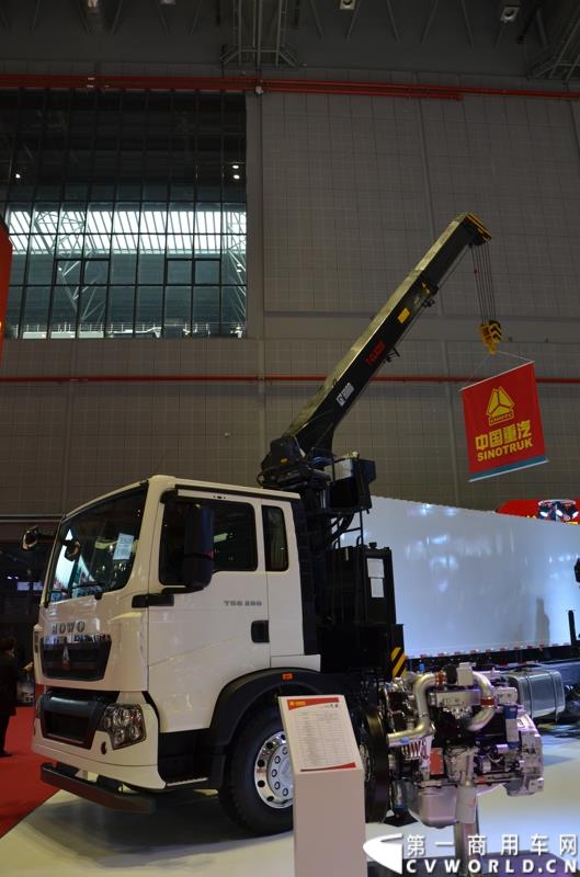 4月20日的上海车展媒体日上，在三号馆（商用车展馆）的中国重汽携9款整车、15款零部件盛装亮相。图为HOWO T5G 随车吊 