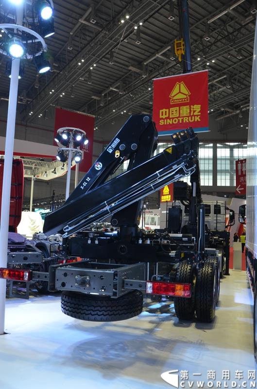4月20日的上海车展媒体日上，在三号馆（商用车展馆）的中国重汽携9款整车、15款零部件盛装亮相。图为HOWO T5G 随车吊 
