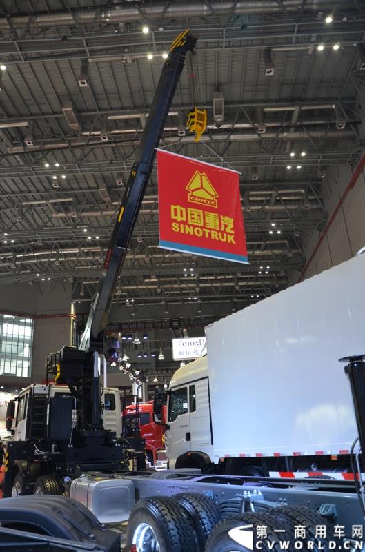 4月20日的上海车展媒体日上，在三号馆（商用车展馆）的中国重汽携9款整车、15款零部件盛装亮相。图为HOWO T5G 随车吊 