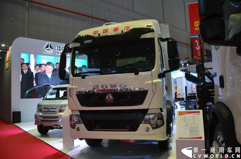 4月20日的上海车展媒体日上，在三号馆（商用车展馆）的中国重汽携9款整车、15款零部件盛装亮相。图为HOWO T5G厢式车 
