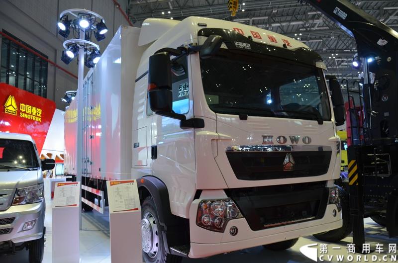4月20日的上海车展媒体日上，在三号馆（商用车展馆）的中国重汽携9款整车、15款零部件盛装亮相。图为HOWO T5G厢式车 