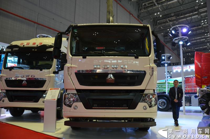 4月20日的上海车展媒体日上，在三号馆（商用车展馆）的中国重汽携9款整车、15款零部件盛装亮相。图为HOWO T5G 随车吊 