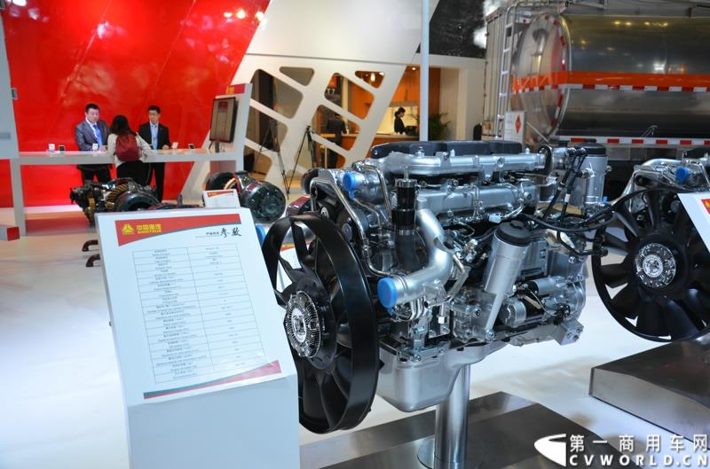 4月20日的上海车展媒体日上，在三号馆（商用车展馆）的中国重汽携9款整车、15款零部件盛装亮相。图为MC05发动机 