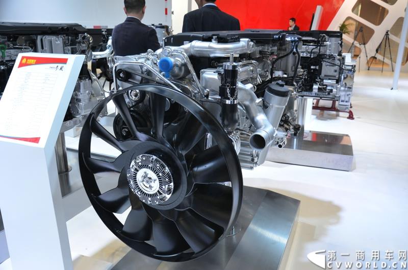 4月20日的上海车展媒体日上，在三号馆（商用车展馆）的中国重汽携9款整车、15款零部件盛装亮相。图为MC07 