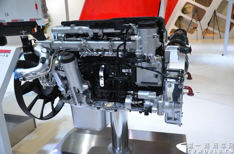 4月20日的上海车展媒体日上，在三号馆（商用车展馆）的中国重汽携9款整车、15款零部件盛装亮相。图为MC07.33-50 国五动力 