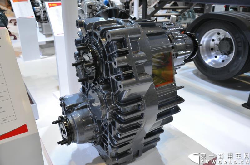 4月20日的上海车展媒体日上，在三号馆（商用车展馆）的中国重汽携9款整车、15款零部件盛装亮相。图为分动器 