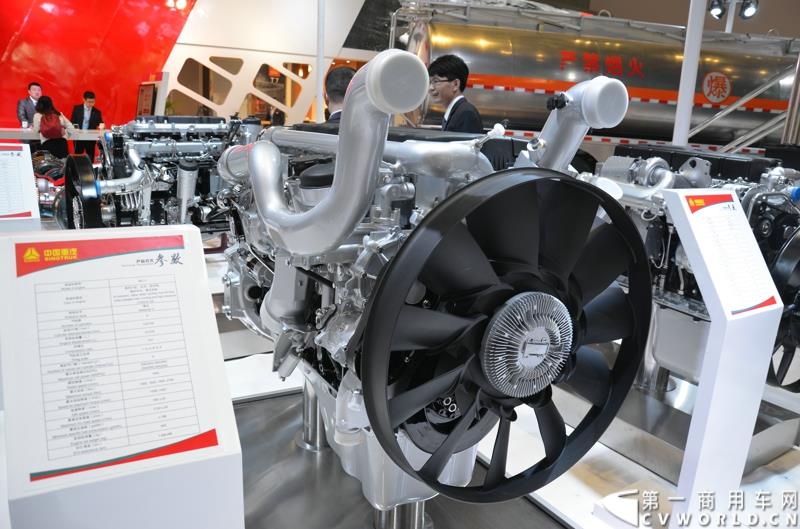 4月20日的上海车展媒体日上，在三号馆（商用车展馆）的中国重汽携9款整车、15款零部件盛装亮相。图为MC11发动机 