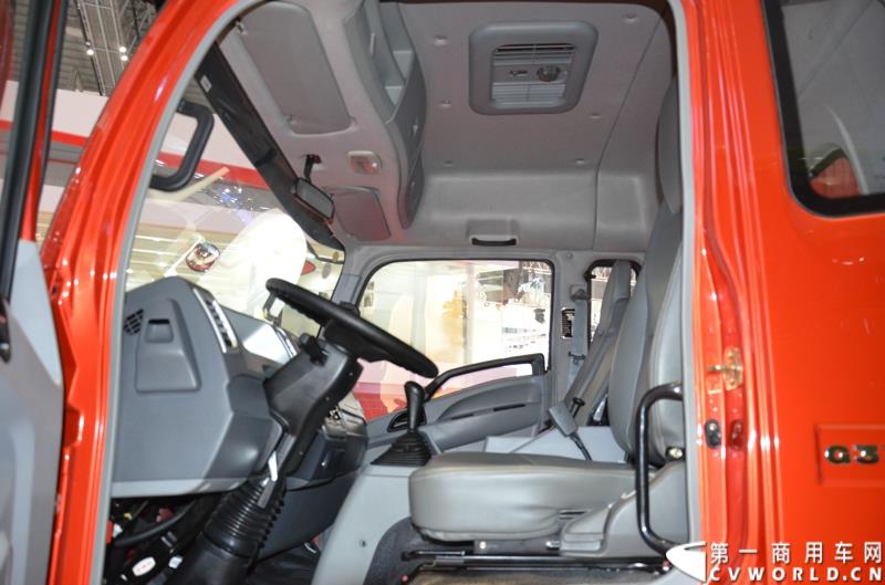 4月20日的上海车展媒体日上，在三号馆（商用车展馆）的中国重汽携9款整车、15款零部件盛装亮相。图为豪沃T5G 厢式车 