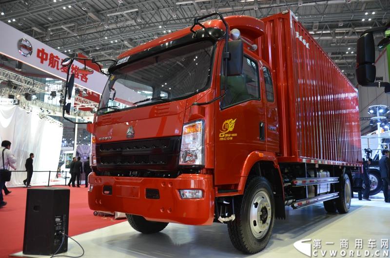 4月20日的上海车展媒体日上，在三号馆（商用车展馆）的中国重汽携9款整车、15款零部件盛装亮相。图为豪沃T5G 厢式车 