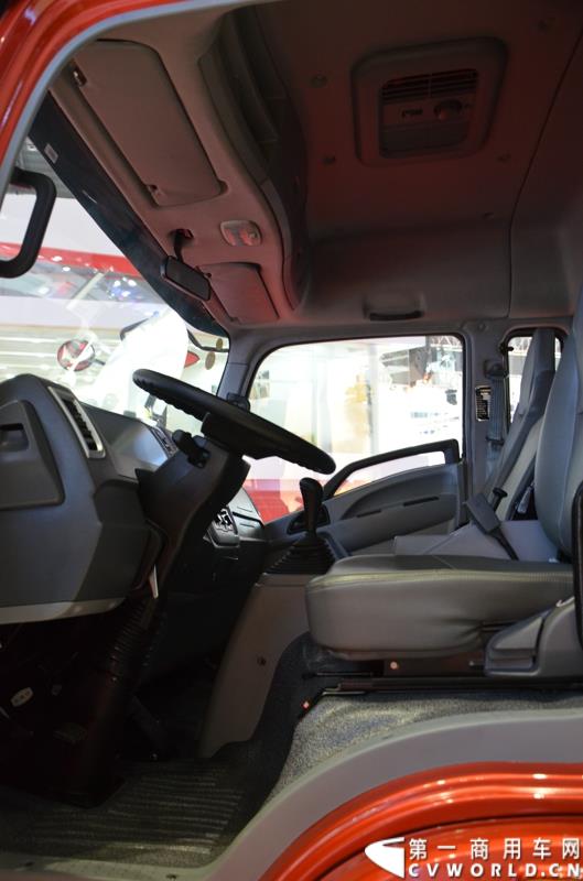 4月20日的上海车展媒体日上，在三号馆（商用车展馆）的中国重汽携9款整车、15款零部件盛装亮相。图为豪沃T5G 厢式车 