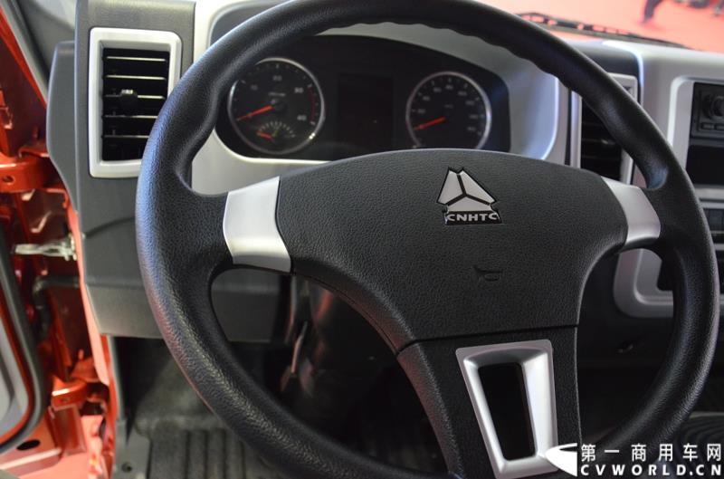 4月20日的上海车展媒体日上，在三号馆（商用车展馆）的中国重汽携9款整车、15款零部件盛装亮相。图为豪沃T5G 厢式车 