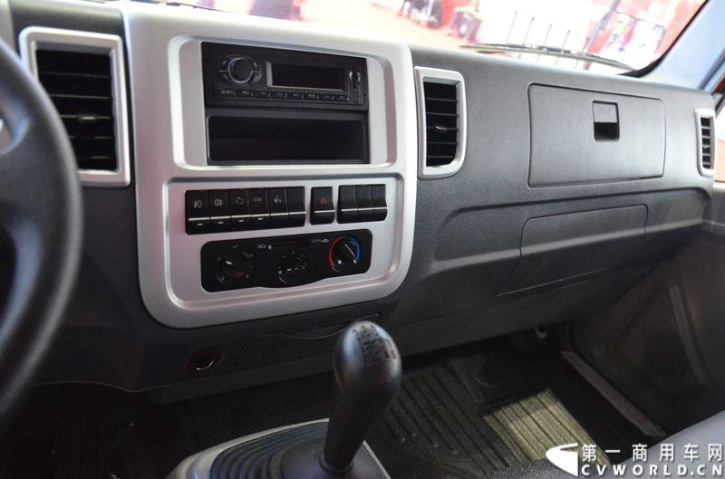 4月20日的上海车展媒体日上，在三号馆（商用车展馆）的中国重汽携9款整车、15款零部件盛装亮相。图为豪沃T5G 厢式车 