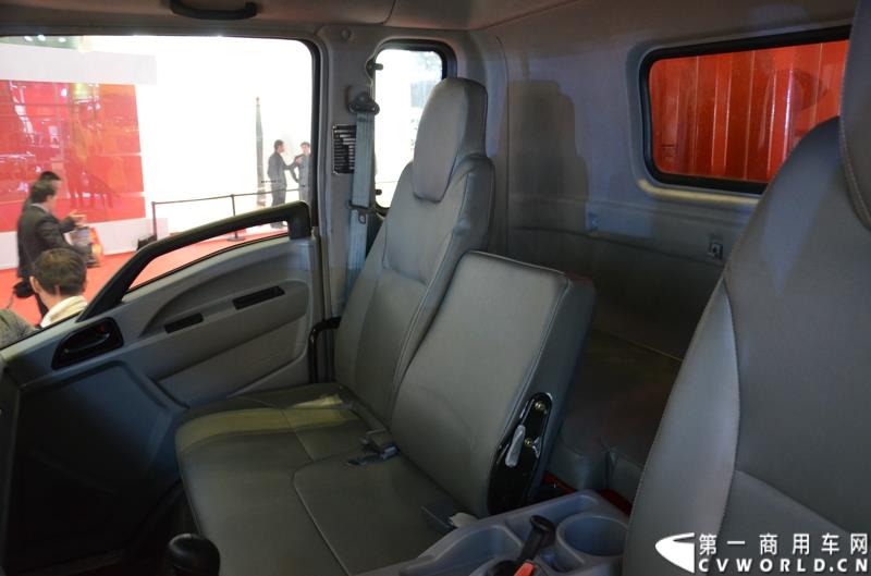 4月20日的上海车展媒体日上，在三号馆（商用车展馆）的中国重汽携9款整车、15款零部件盛装亮相。图为豪沃T5G 厢式车 