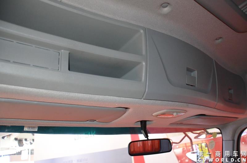 4月20日的上海车展媒体日上，在三号馆（商用车展馆）的中国重汽携9款整车、15款零部件盛装亮相。图为豪沃T5G 厢式车 