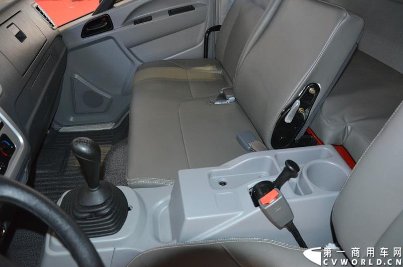 4月20日的上海车展媒体日上，在三号馆（商用车展馆）的中国重汽携9款整车、15款零部件盛装亮相。图为豪沃T5G 厢式车 