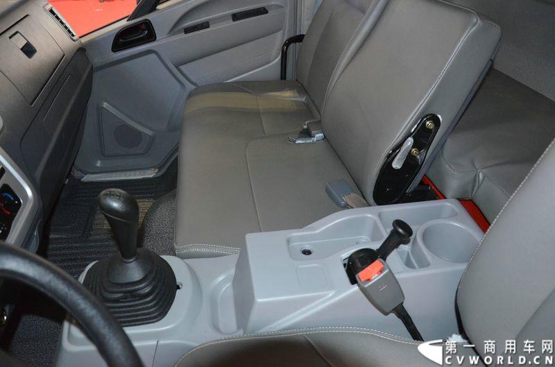 4月20日的上海车展媒体日上，在三号馆（商用车展馆）的中国重汽携9款整车、15款零部件盛装亮相。图为豪沃T5G 厢式车 