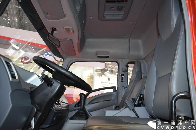 4月20日的上海车展媒体日上，在三号馆（商用车展馆）的中国重汽携9款整车、15款零部件盛装亮相。图为豪沃T5G 厢式车 