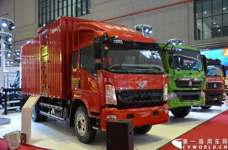 4月20日的上海车展媒体日上，在三号馆（商用车展馆）的中国重汽携9款整车、15款零部件盛装亮相。图为豪沃T5G 厢式车 