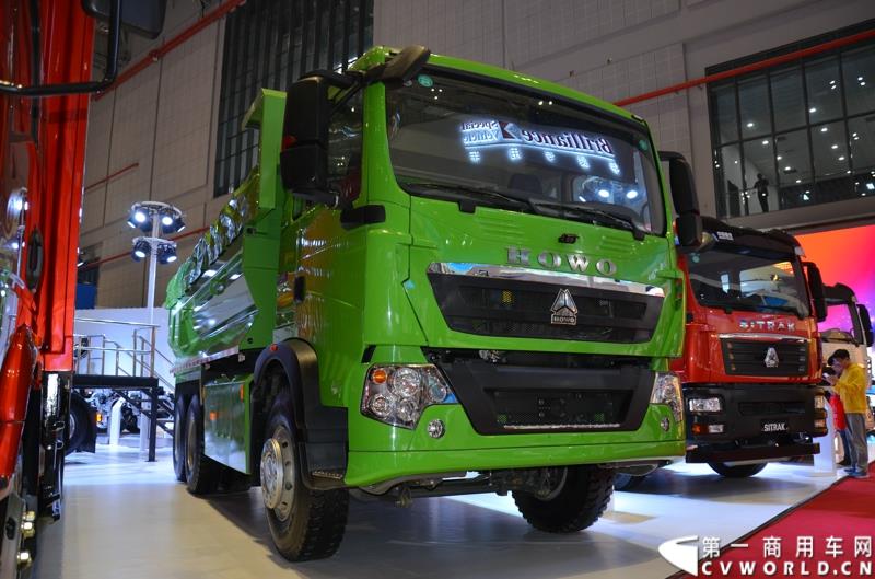 4月20日的上海车展媒体日上，在三号馆（商用车展馆）的中国重汽携9款整车、15款零部件盛装亮相。图为豪沃T5G渣土车