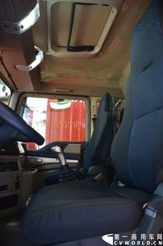 4月20日的上海车展媒体日上，在三号馆（商用车展馆）的中国重汽携9款整车、15款零部件盛装亮相。图为豪沃T5G渣土车