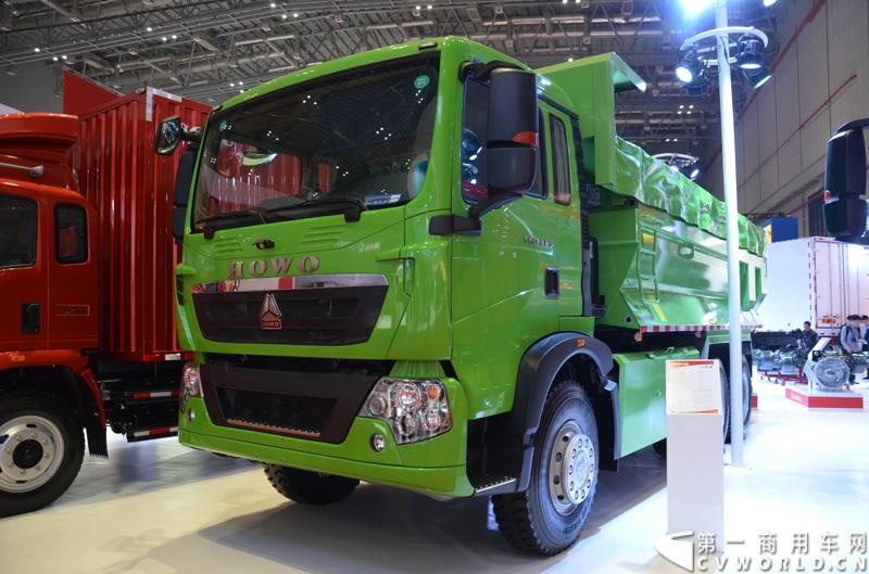 4月20日的上海车展媒体日上，在三号馆（商用车展馆）的中国重汽携9款整车、15款零部件盛装亮相。图为豪沃T5G渣土车
