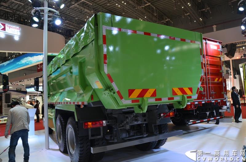 4月20日的上海车展媒体日上，在三号馆（商用车展馆）的中国重汽携9款整车、15款零部件盛装亮相。图为豪沃T5G渣土车